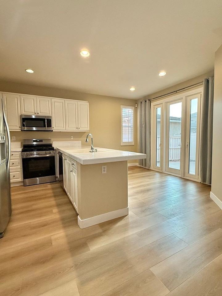 141 Hyde Park - Photo 5 of 10