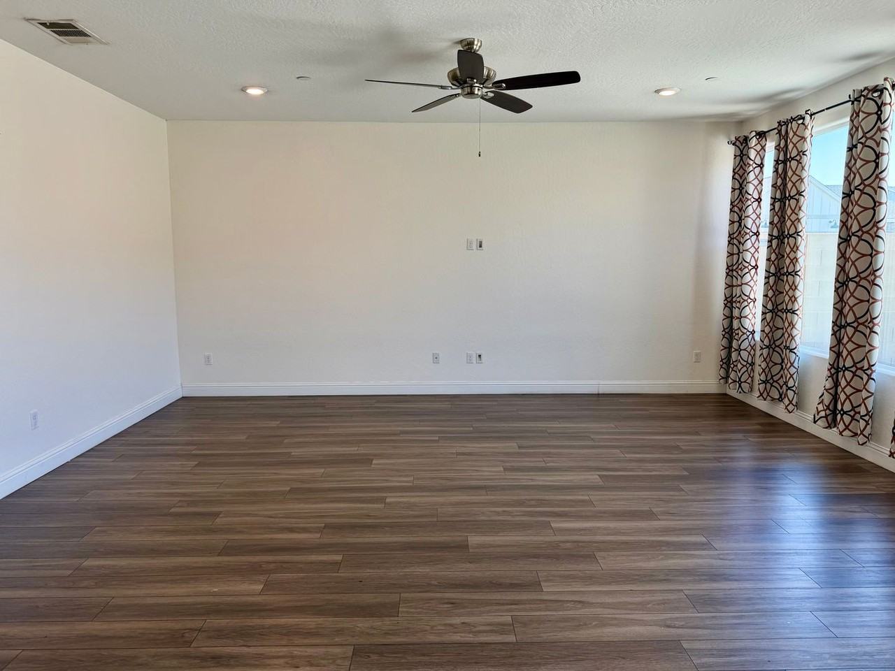5817 E Truman Ave - Photo 6 of 31