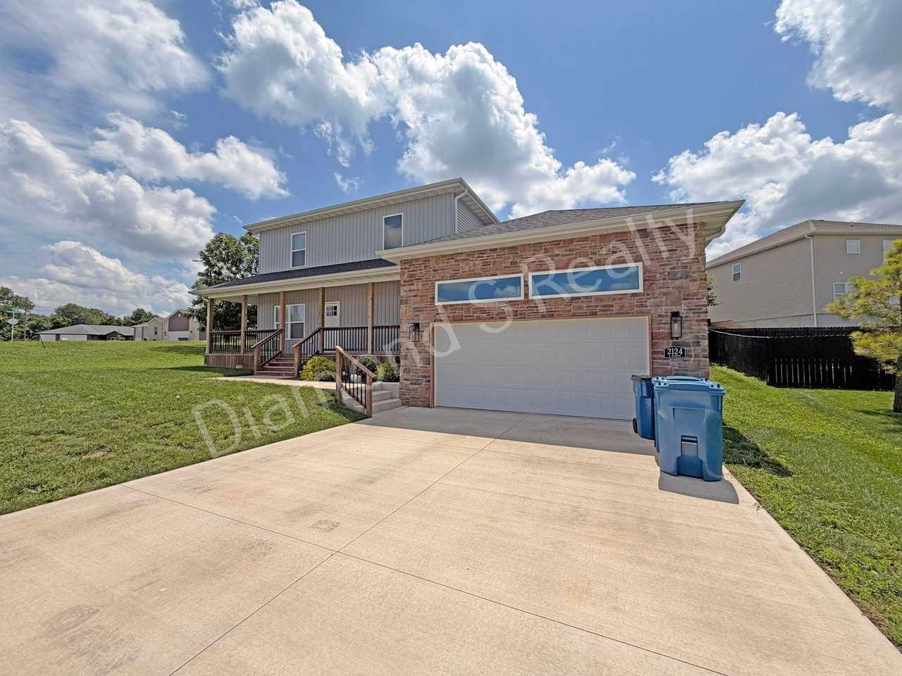 2124 N Bradbury Ln - Photo 2 of 28