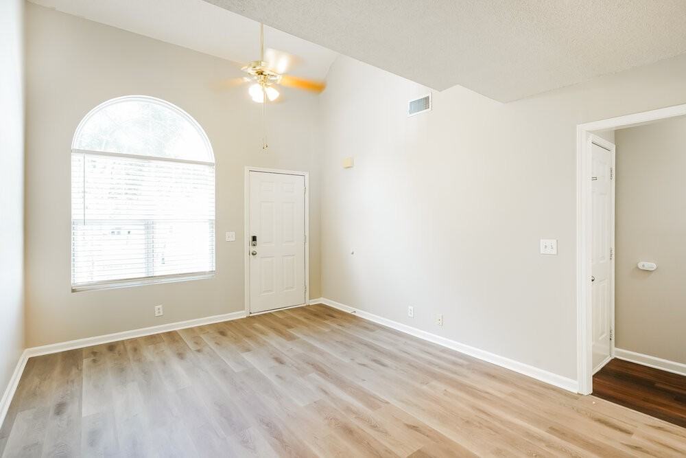 1464 Rochester Dr - Photo 5 of 17