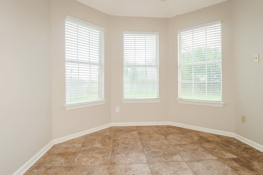 3840 Clarion Dr - Photo 6 of 16
