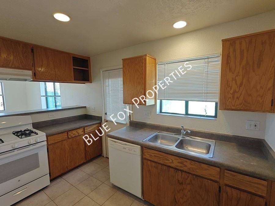 3318 E Bellevue St #B - Photo 3 of 47