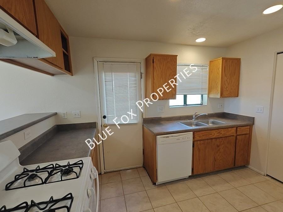 3318 E Bellevue St #B - Photo 4 of 47