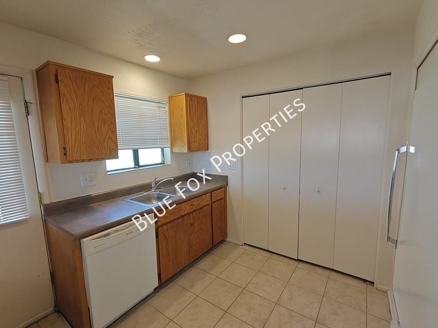 3318 E Bellevue St #B - Photo 5 of 47