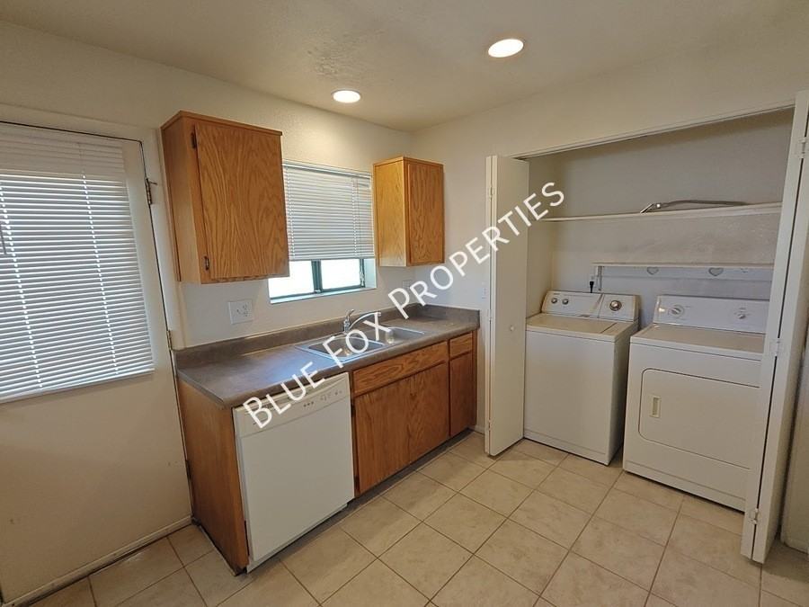3318 E Bellevue St #B - Photo 6 of 47