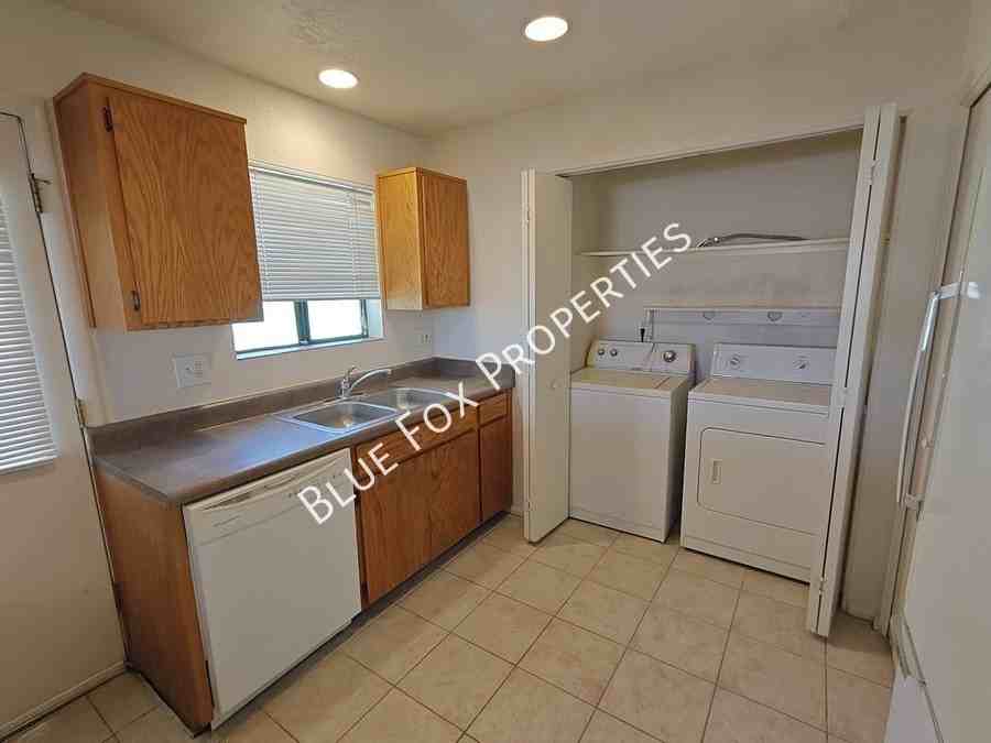 3318 E Bellevue St #B - Photo 7 of 47