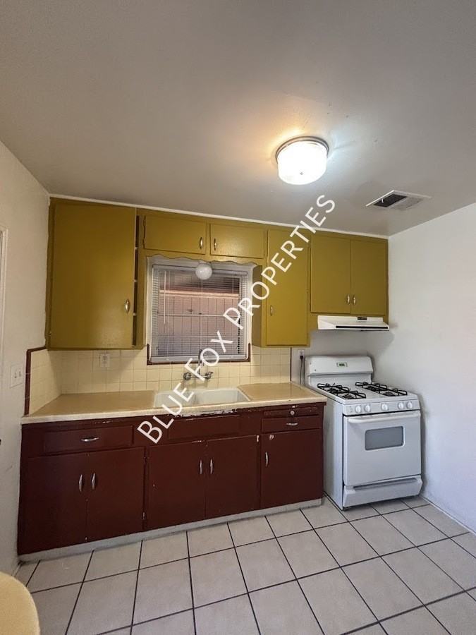 949 N Montezuma Ave #1 - Photo 5 of 22