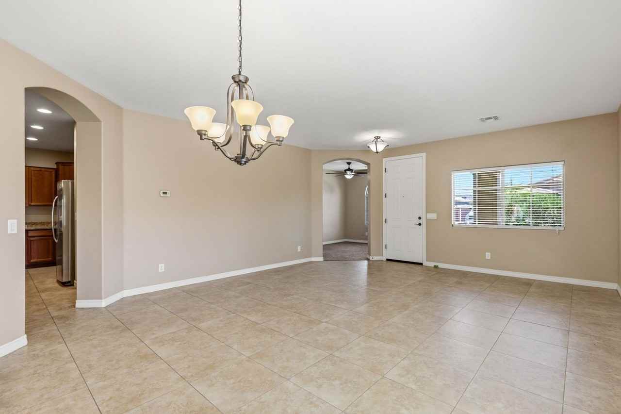 2717 E Ficus Way - Photo 7 of 34