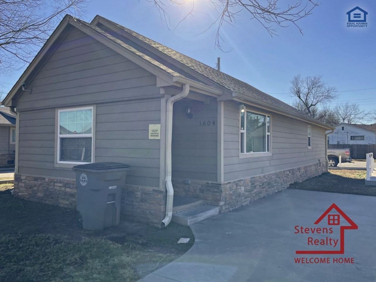 1604 Nw Lindy Ave - Photo 2 of 21