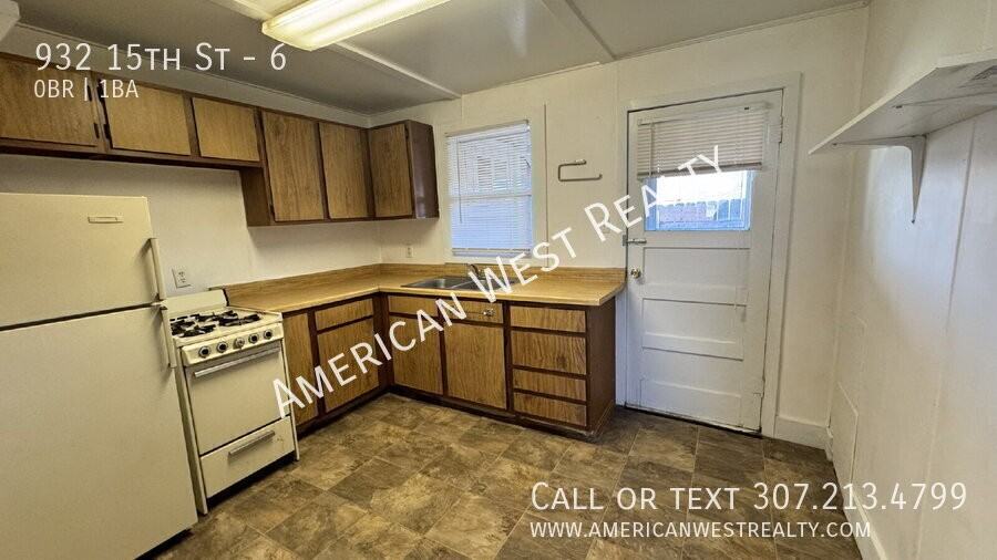 932 15th St #6 - Photo 3 of 5
