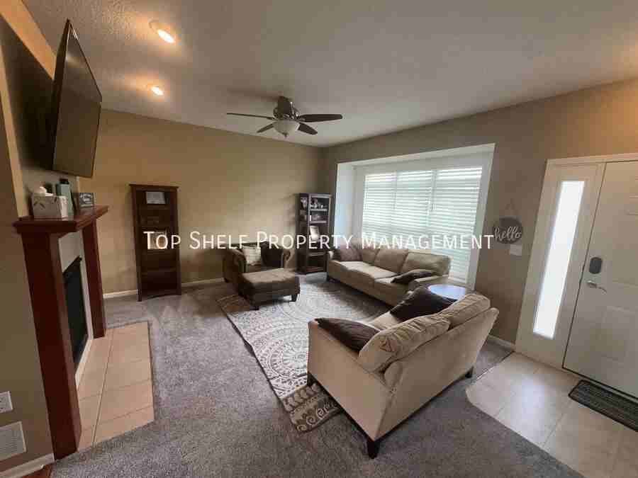 332 Nw Driftwood Dr - Photo 2 of 21