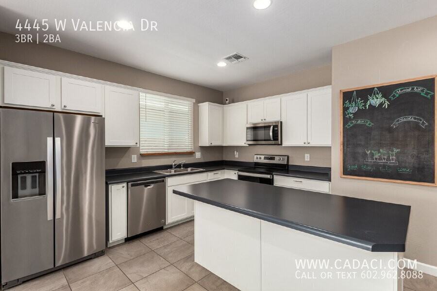 4445 W Valencia Dr - Photo 7 of 33
