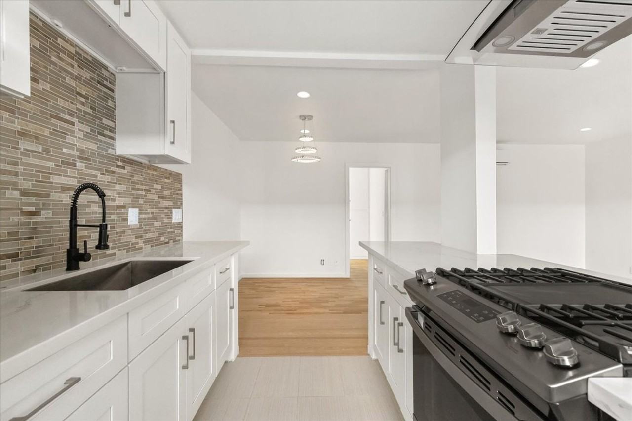 652 N Hayworth Ave #02 - Photo 4 of 16