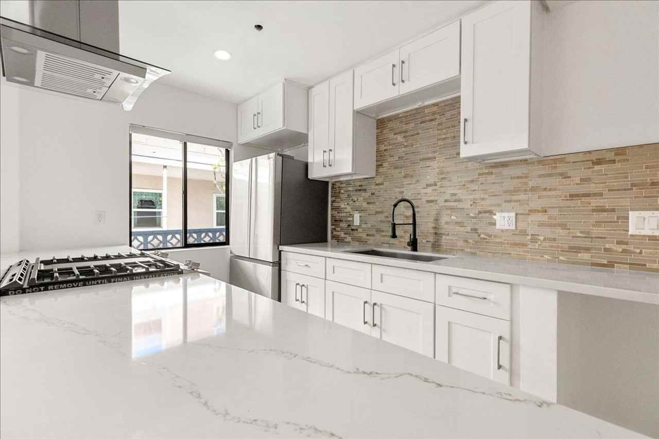 652 N Hayworth Ave #02 - Photo 5 of 16