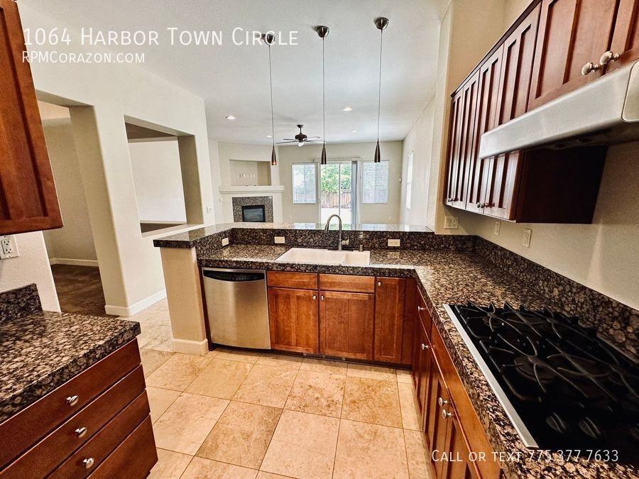 1064 Harbor Town Cir - Photo 6 of 15