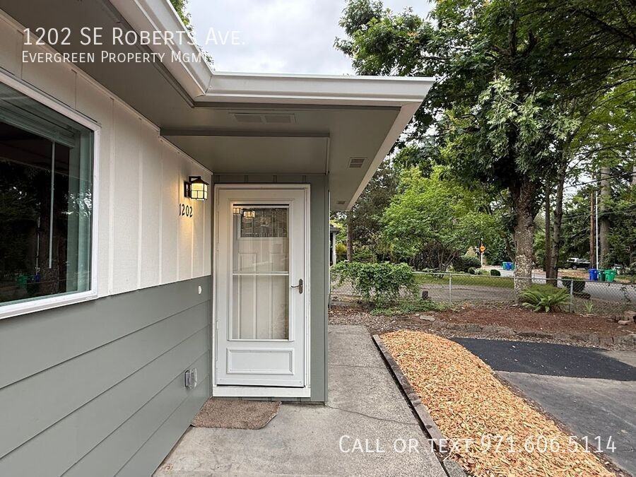 1202 Se Roberts Ave - Photo 3 of 25