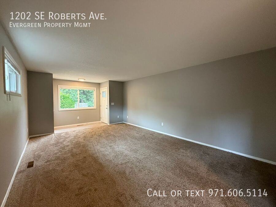 1202 Se Roberts Ave - Photo 5 of 25