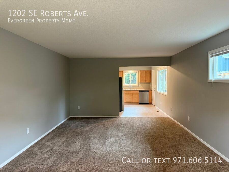 1202 Se Roberts Ave - Photo 6 of 25