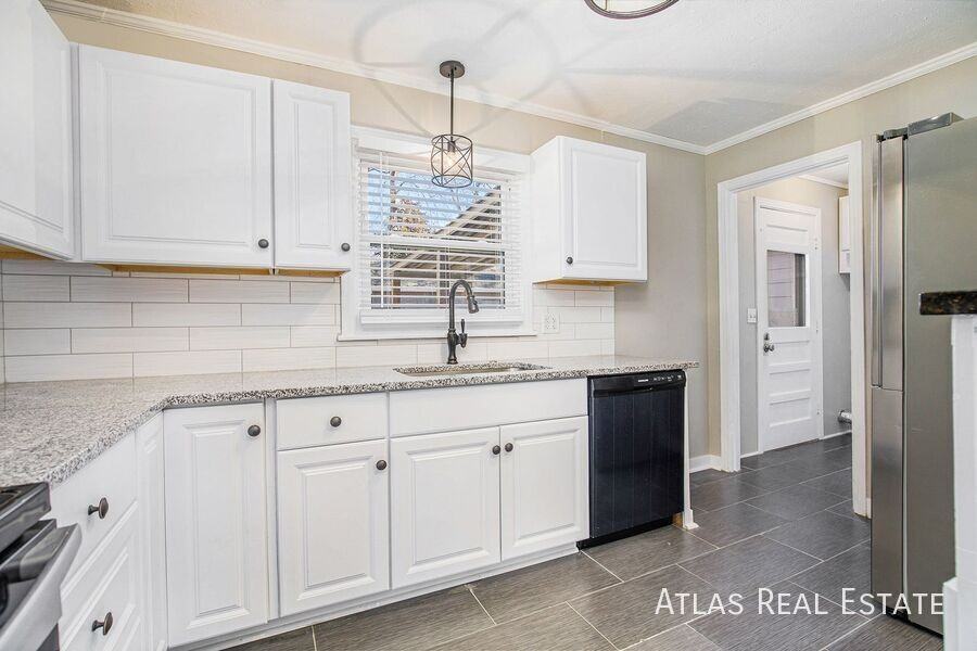 6043 Fontana St - Photo 6 of 20