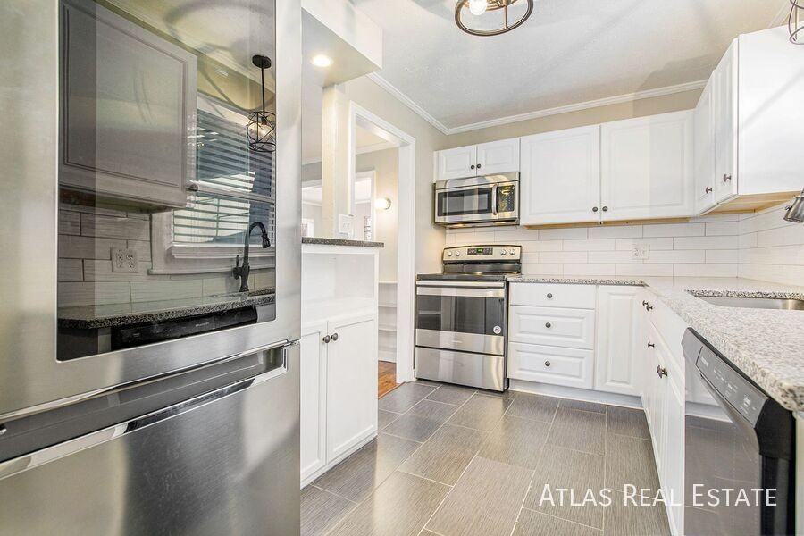 6043 Fontana St - Photo 7 of 20