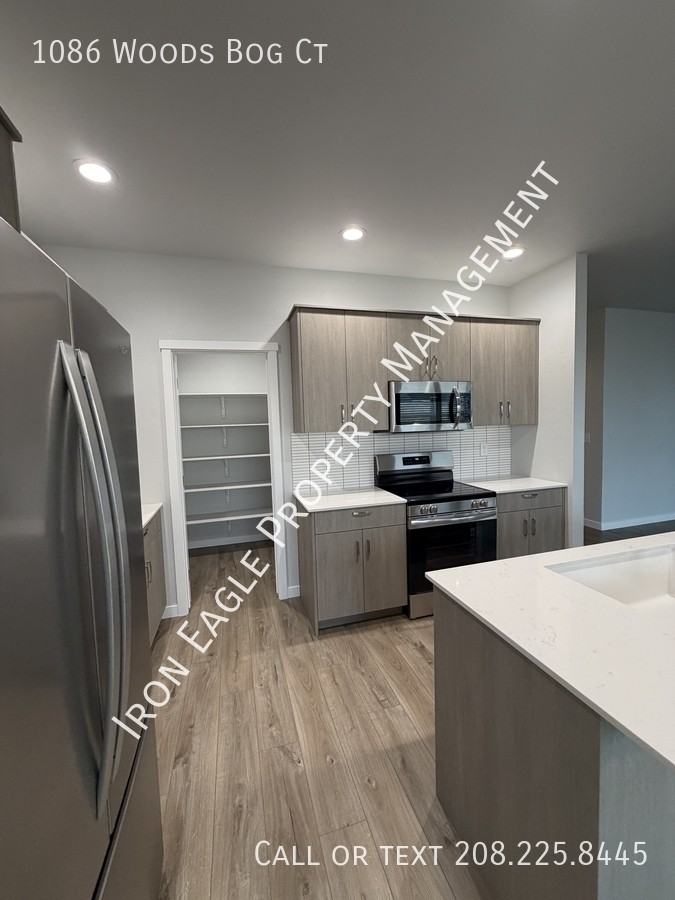 1086 Woods Bog Ct - Photo 4 of 28