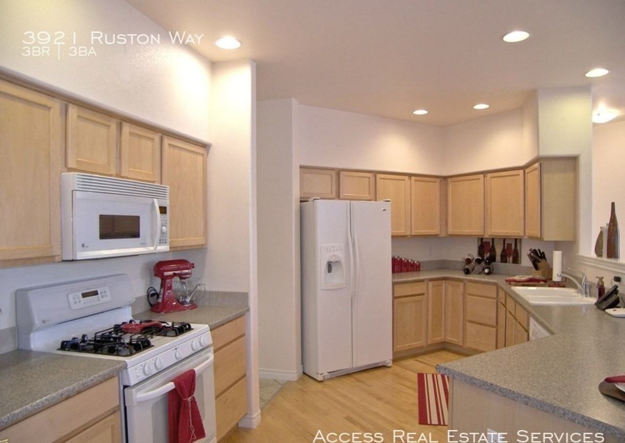 3921 Ruston Way - Photo 2 of 10