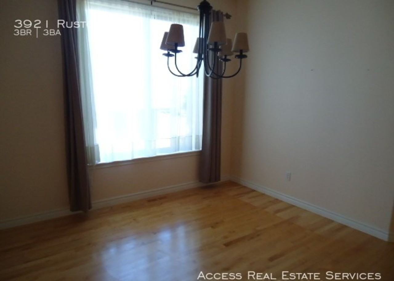 3921 Ruston Way - Photo 4 of 10
