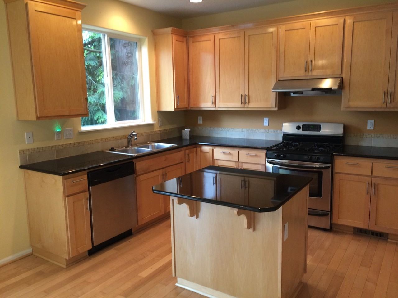 9946 Sw Taylor St - Photo 6 of 31