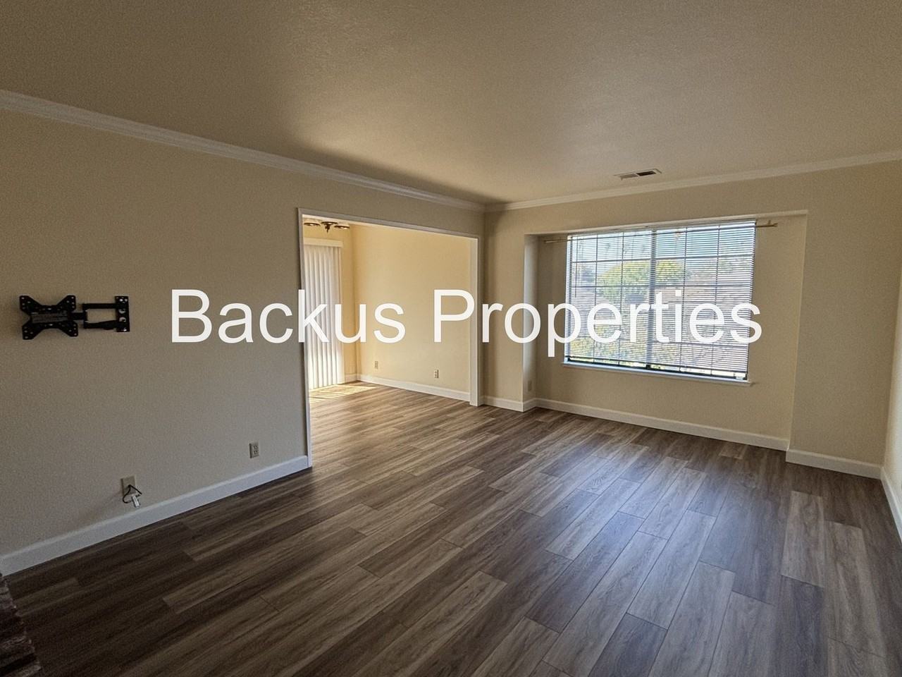 1054 Padre Dr - Photo 3 of 20