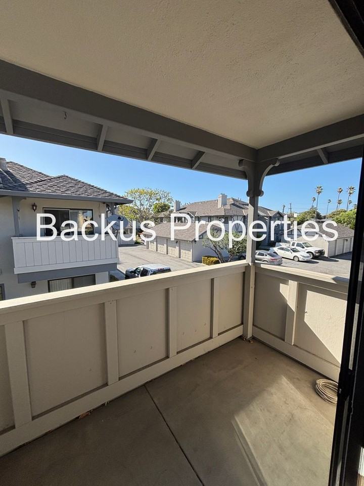 1054 Padre Dr - Photo 7 of 20