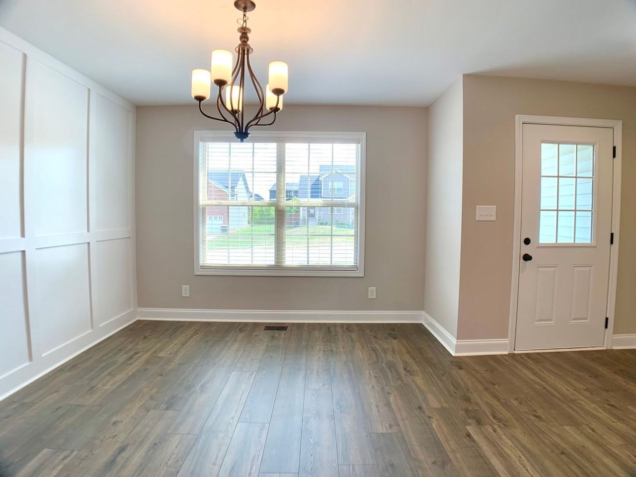 733 Banister Dr - Photo 5 of 50