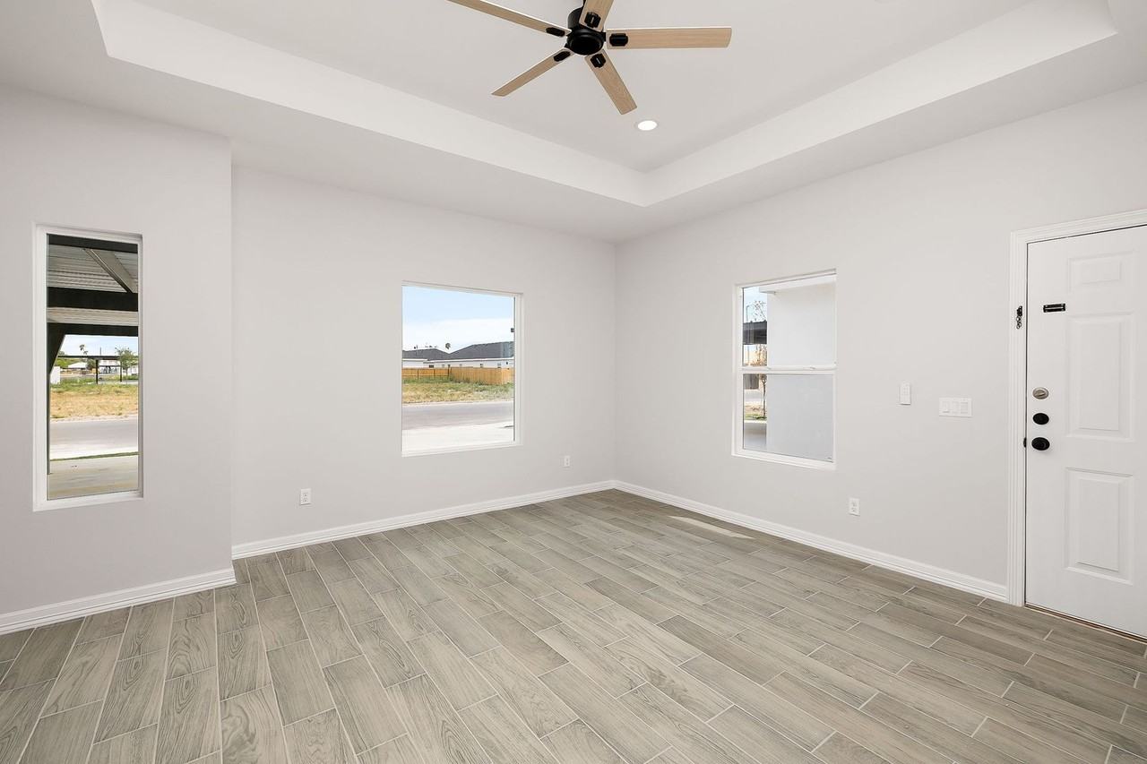 504 N Alexandrite Ave - Photo 7 of 23