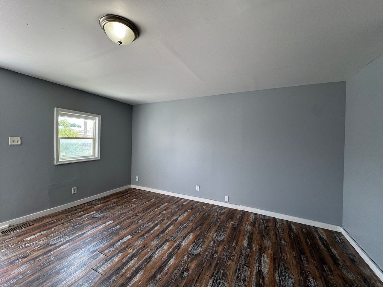 1010 Bates St - Photo 5 of 15