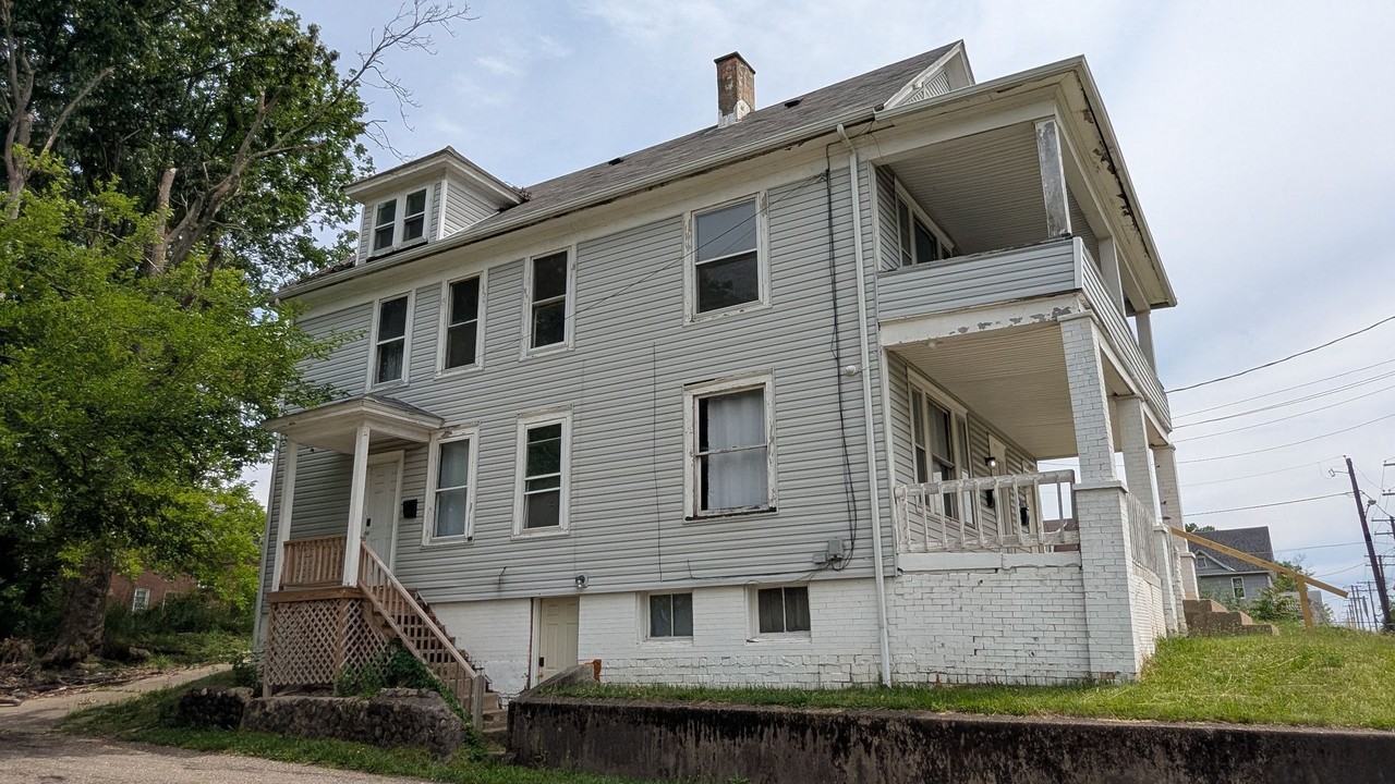 8th St Triplex - Photo 2 of 41