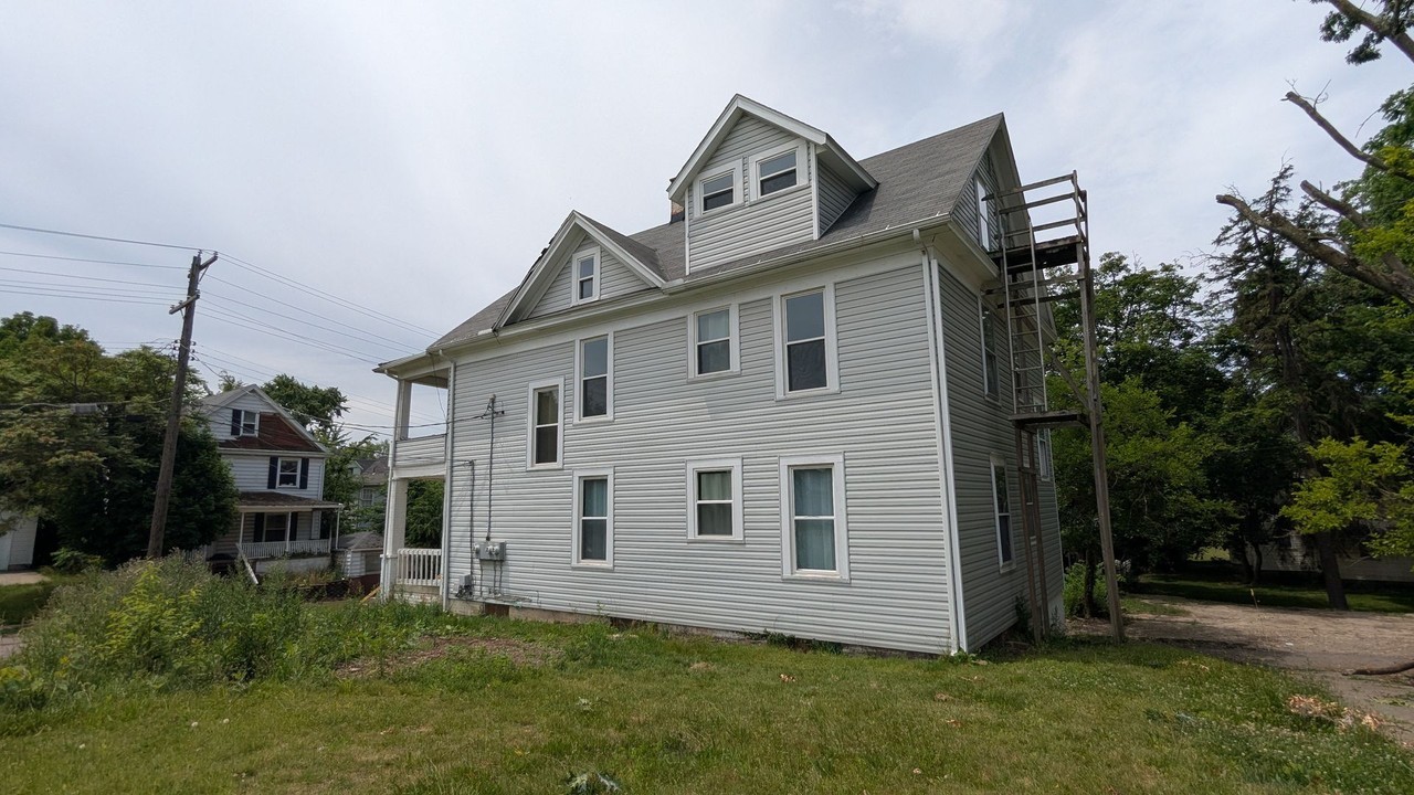 8th St Triplex - Photo 3 of 41