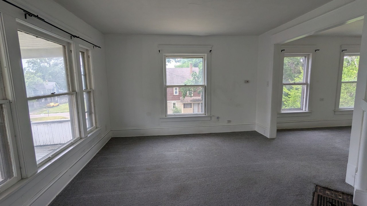 8th St Triplex - Photo 5 of 41
