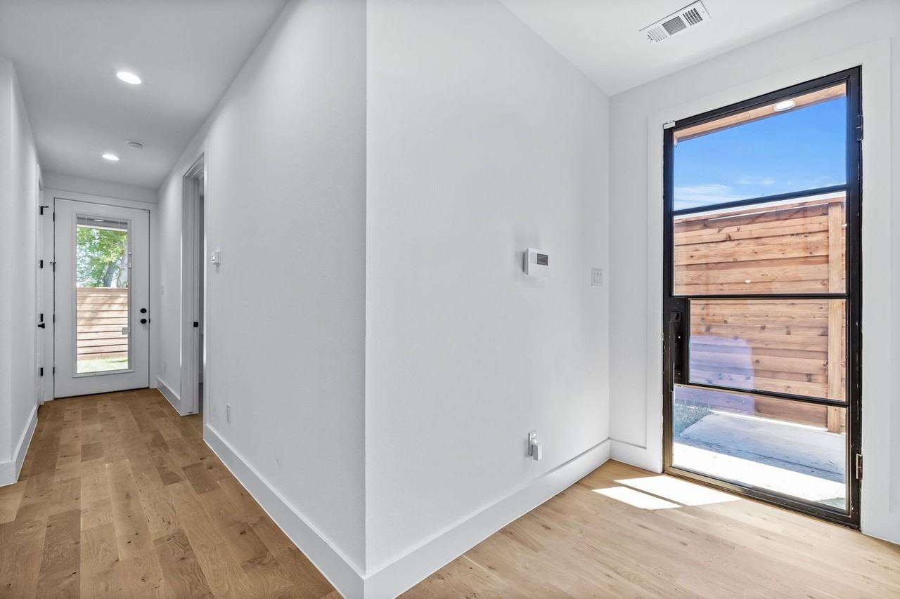 410 Avenue L - Photo 5 of 50