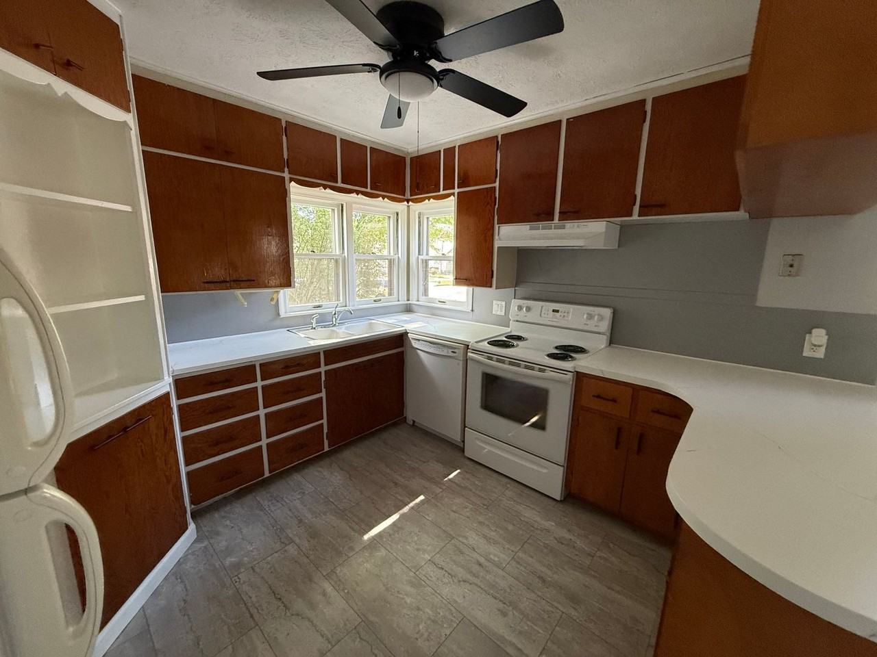 912 S 2nd St - Photo 3 of 14