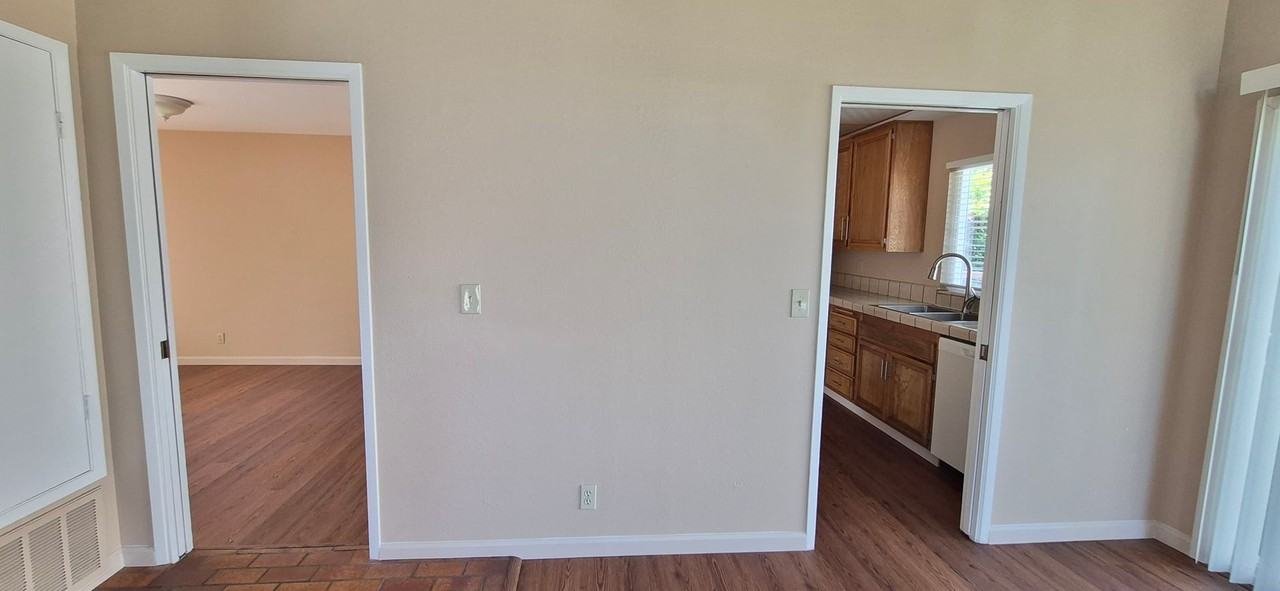 1121 Swallow Ln - Photo 4 of 33