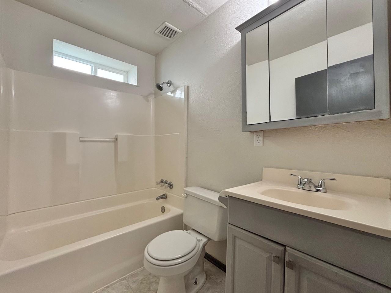2406 E Empire Ave #B - Photo 4 of 9