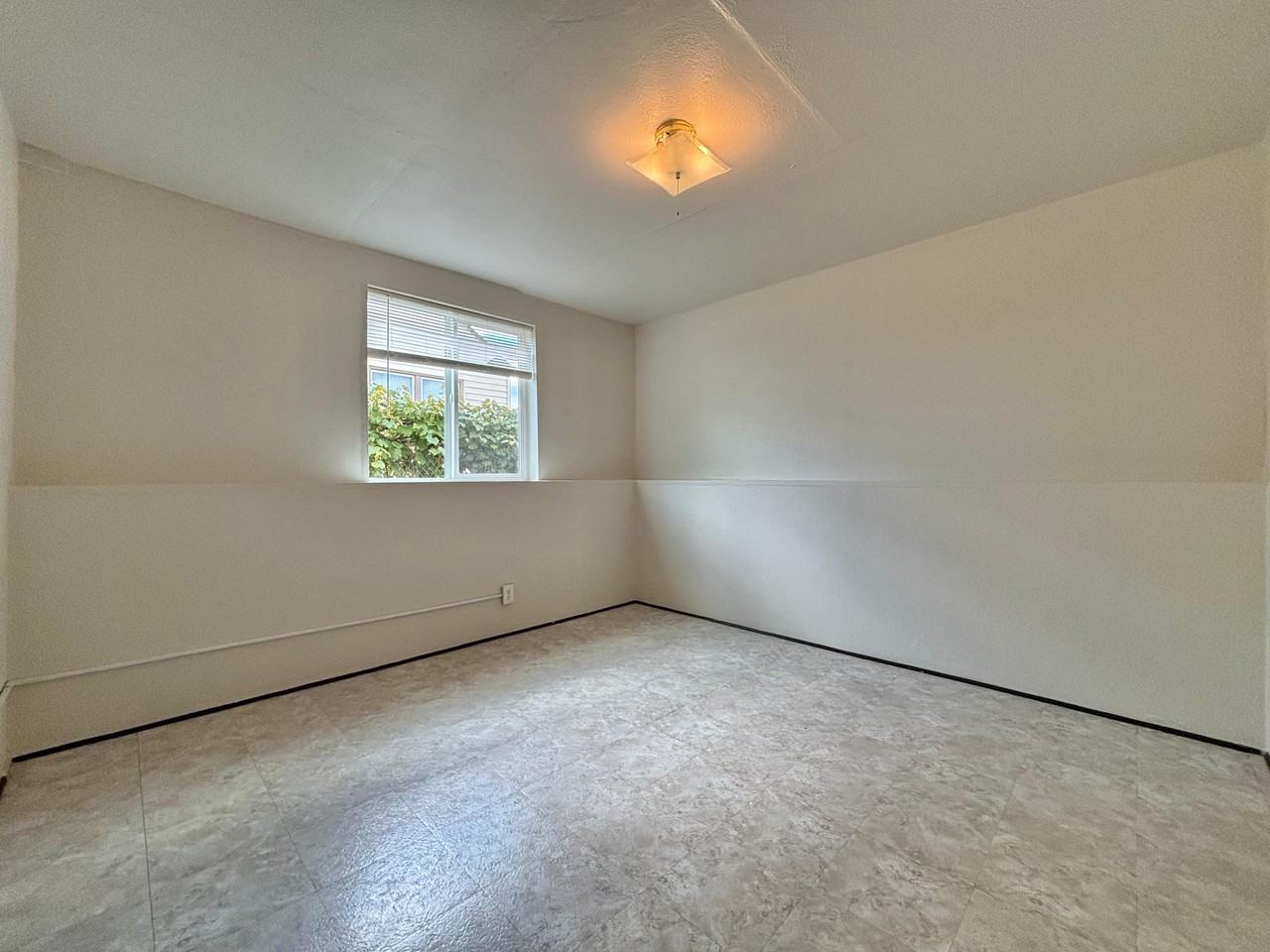 2406 E Empire Ave #B - Photo 5 of 9