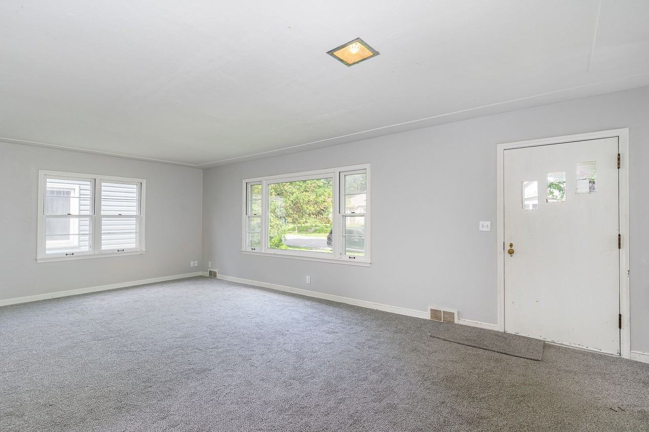 1270 Hubbard Ave - Photo 3 of 21