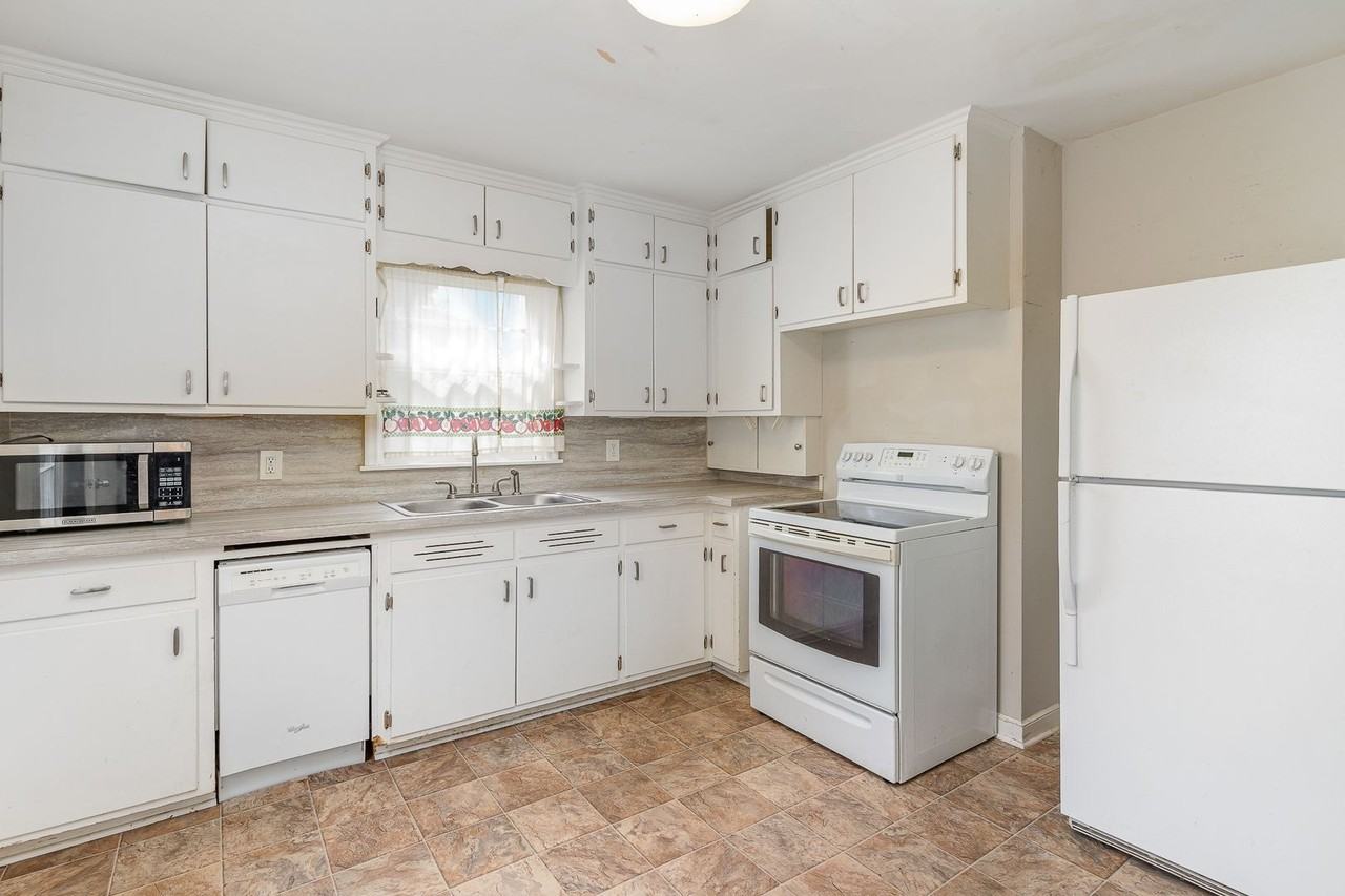 1270 Hubbard Ave - Photo 4 of 21