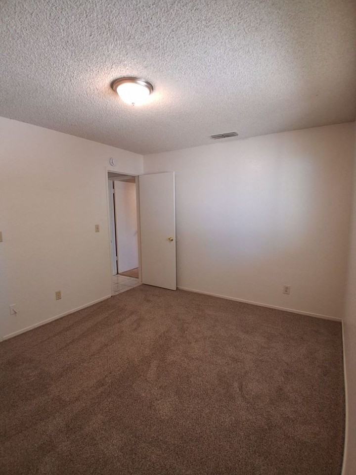 5083 W Ashcroft Ave - Photo 6 of 12
