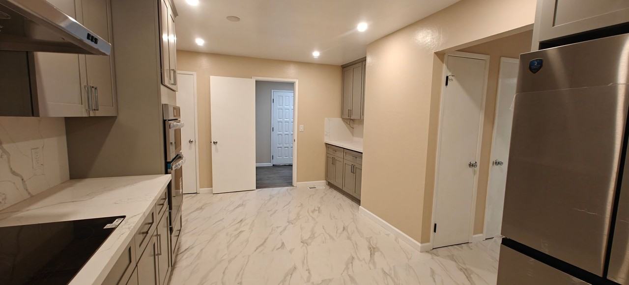 714 Liverpool Way - Photo 4 of 27
