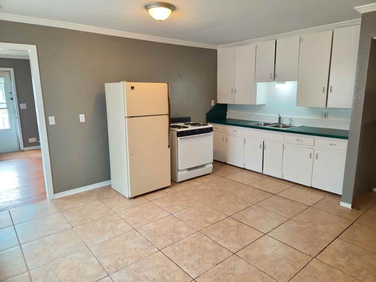 1611 N Marrs St - Photo 3 of 9