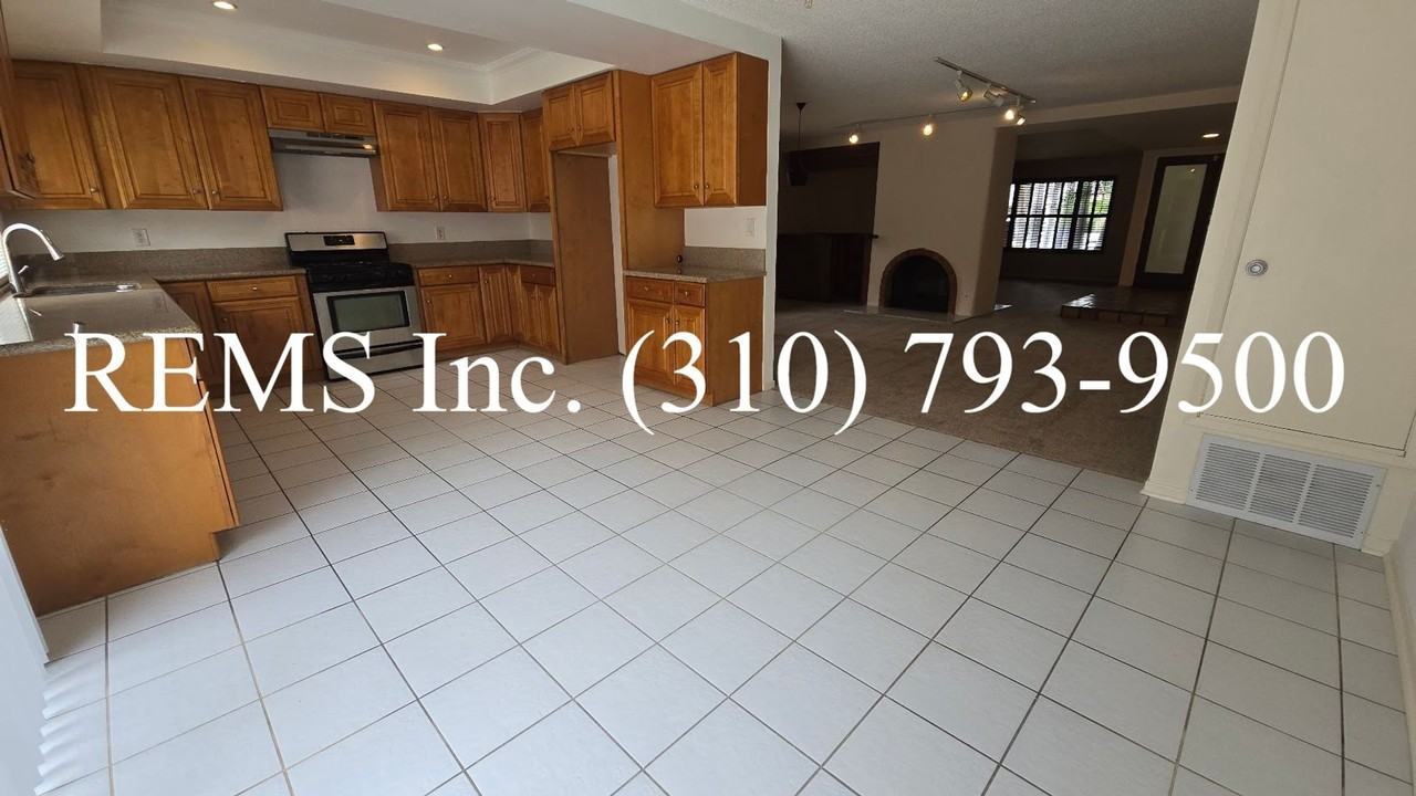 15025 Archwood St - Photo 7 of 27