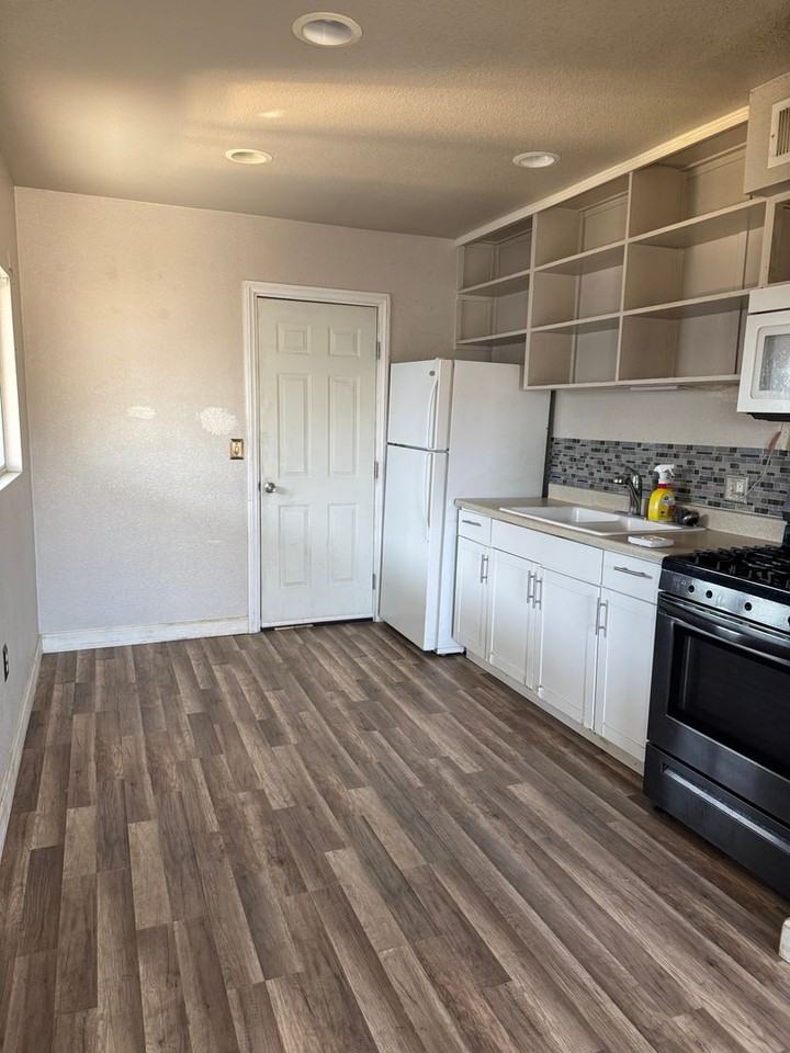 472 Hunter Dr - Photo 2 of 7