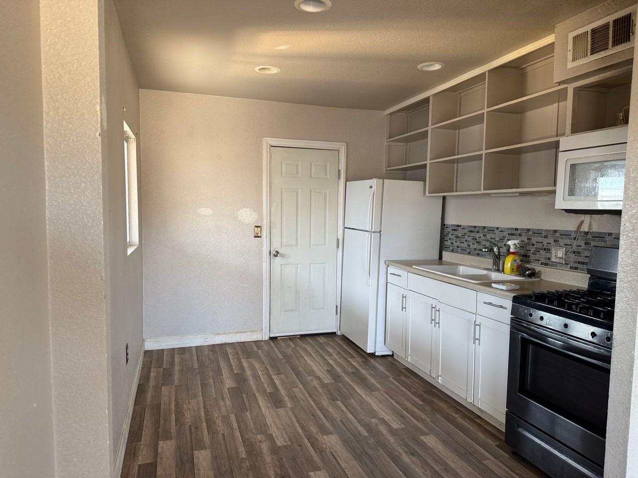 472 Hunter Dr - Photo 3 of 7