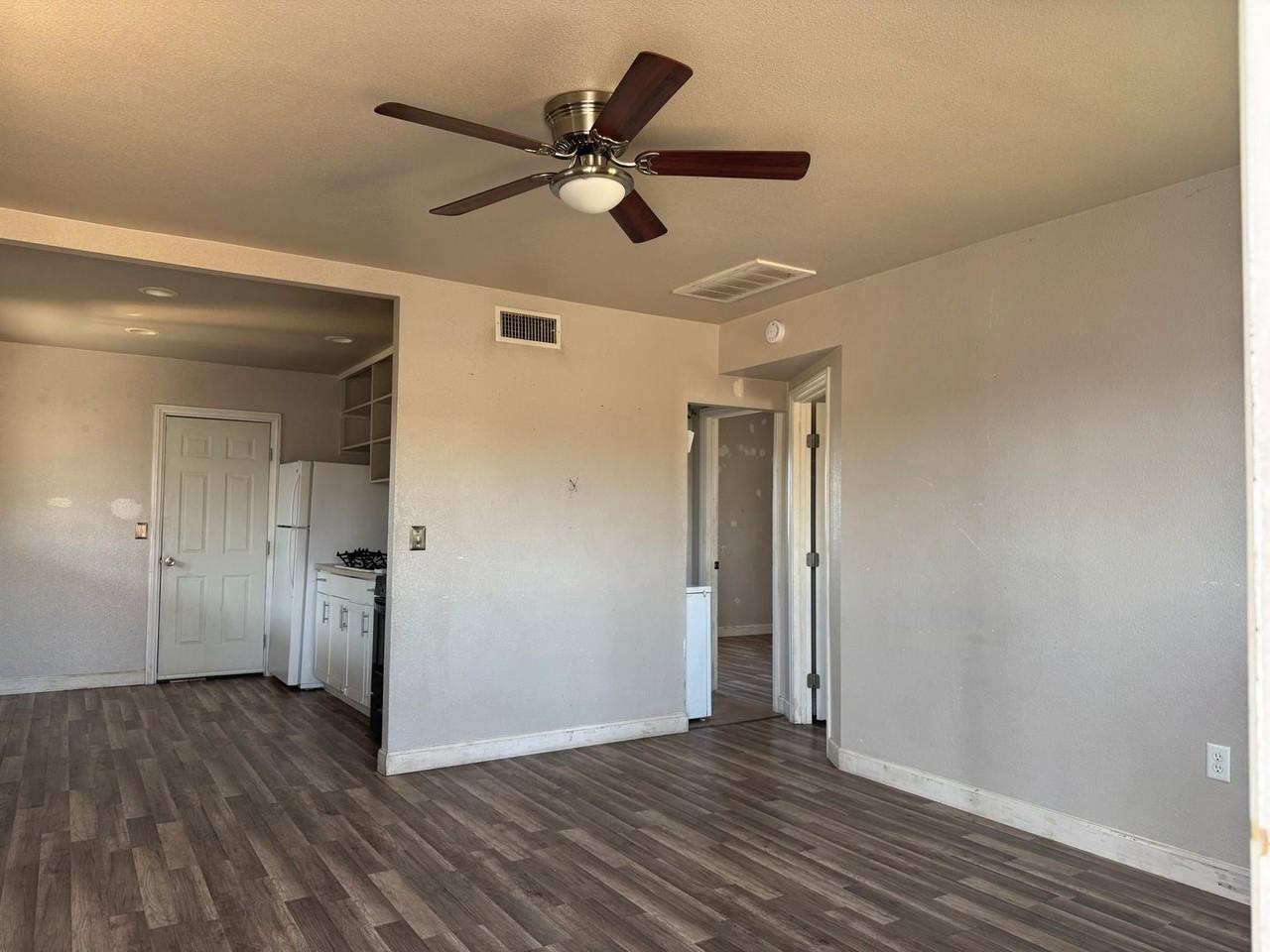 472 Hunter Dr - Photo 4 of 7